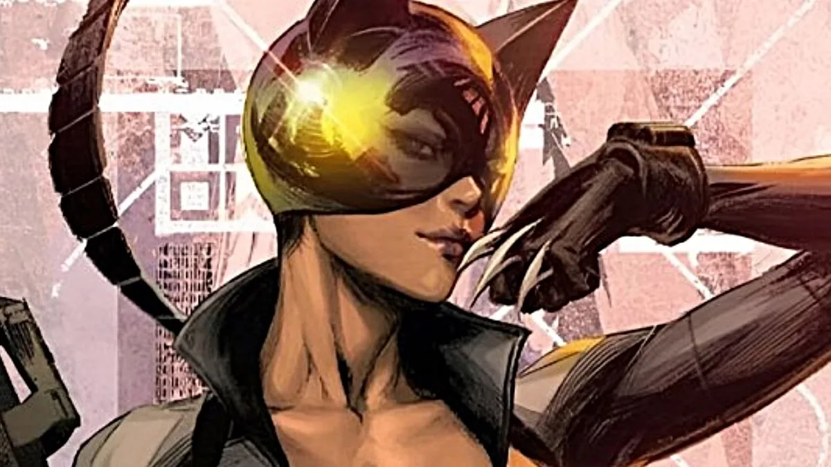 Catwoman, con casco de orejas de gato y visera dorada, enseña las garras