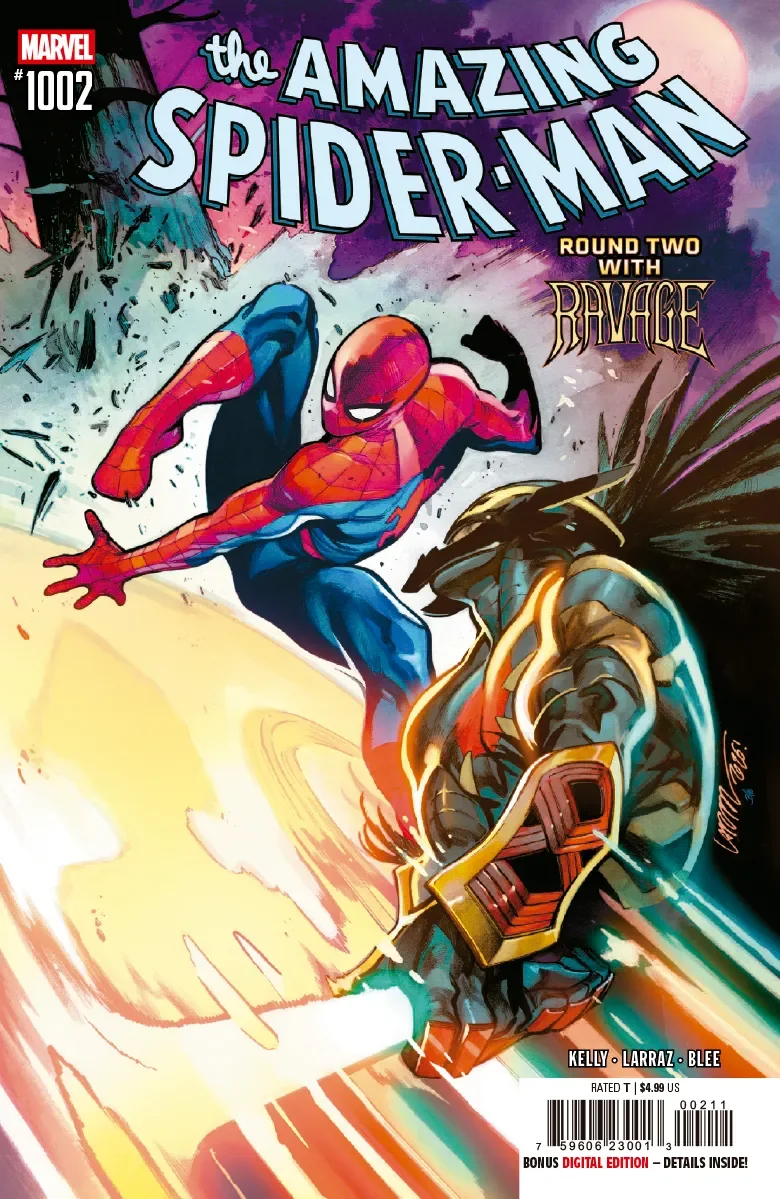 Portada de The Amazing Spider-Man #1002: Spider-Man salta sobre Ravage, que dispara un rayo de luz desde su máscara dorada