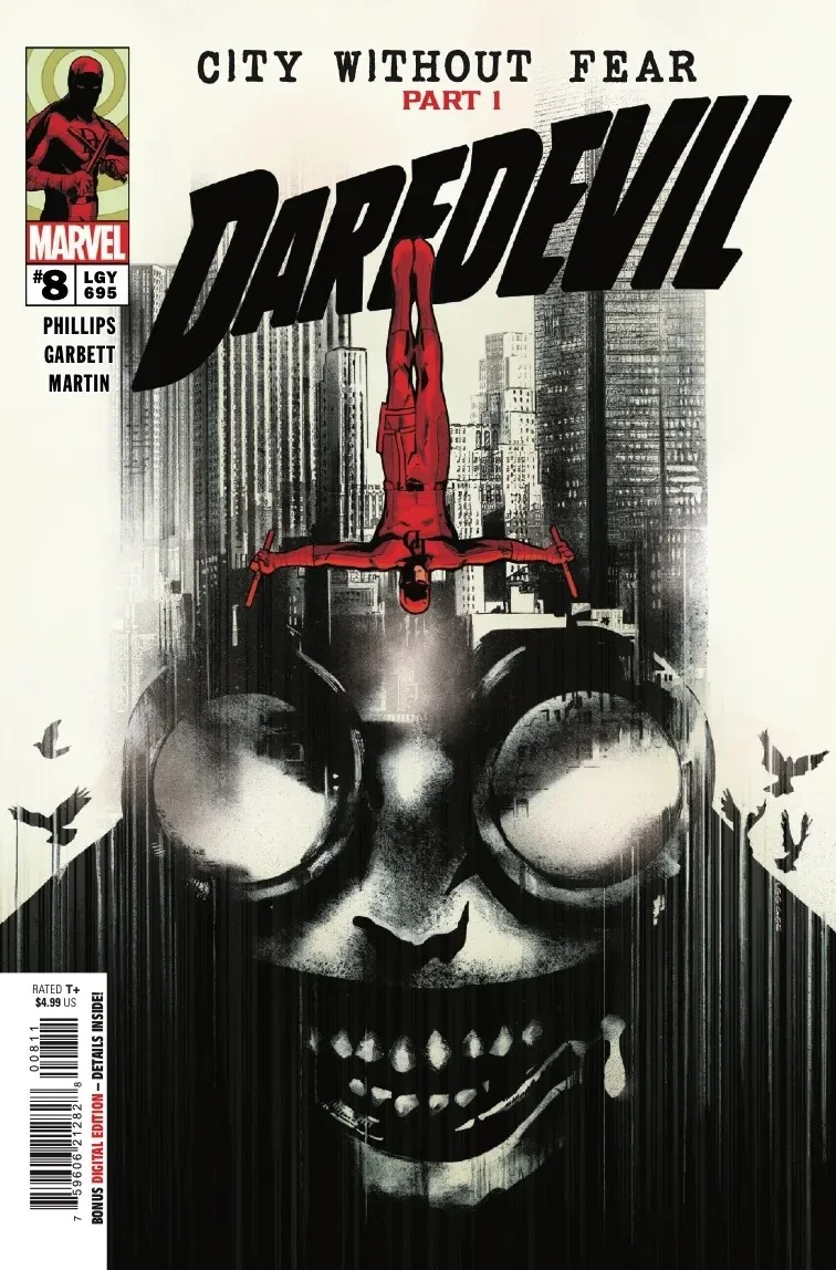 Portada de Daredevil #8: Daredevil cuelga boca abajo entre rascacielos sobre la cara sonriente de Mister Fear, con sus gafas de soldador